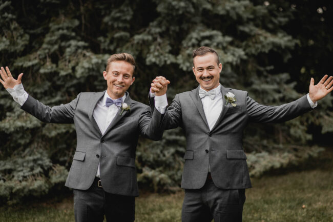 groom and groomsmen on wedding day